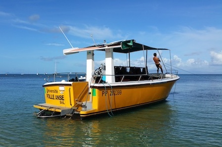 Le bateau de plongée du club Manbalaou